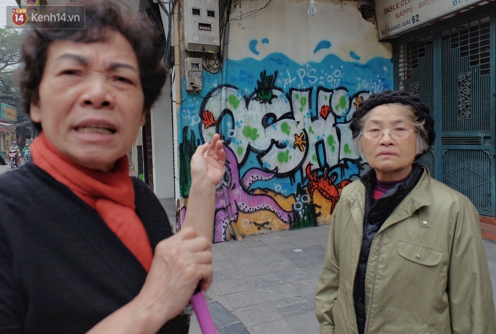 Nhiều hộ dân phố cổ bức xúc khi chỉ sau một đêm, cửa nhà mình bị bôi bẩn bởi hình vẽ xấu xí